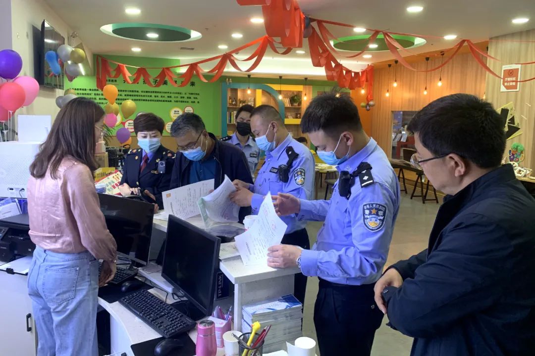 警方依法关停2所非法校外培训机构